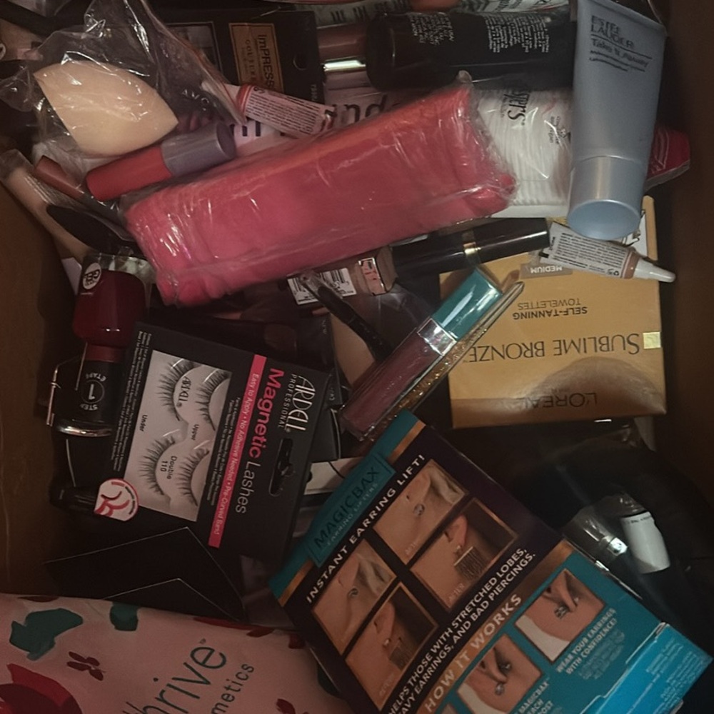 Makeup box 100pc